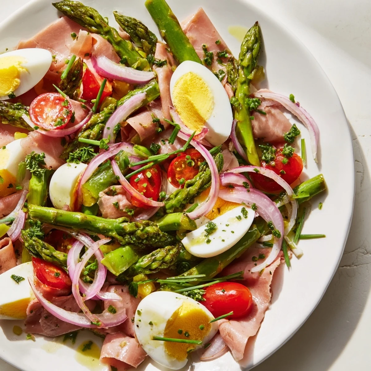 Zarte Spargelstücke, herzhaftes Fleisch und perfekt gekochte Eier in diesem Salat.