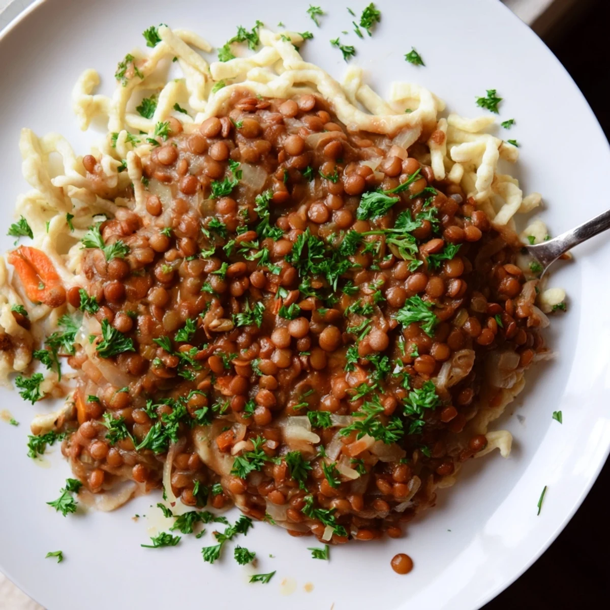 Herzhafte deutsche Linsen mit hausgemachten Spätzle, perfektes vegetarisches Wohlfühlessen.