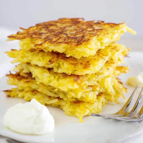 Krosse deutsche Kartoffelpuffer, perfekt zum Servieren mit Apfelmus oder Sauerrahm. 