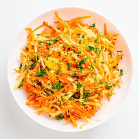 Kreuzsalat mit Äpfeln und Karotten – ein farbenfroher Crunch mit sauer eingelegtem Gemüse.  